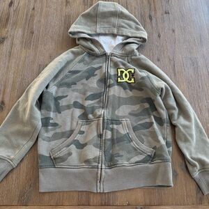 3/27$ DC Kids Green Camo Zip-Up Hoodie size M (7/8)